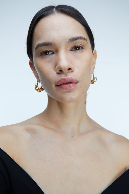 OVERSIZED CROISSANT HUGGIE EARRINGS