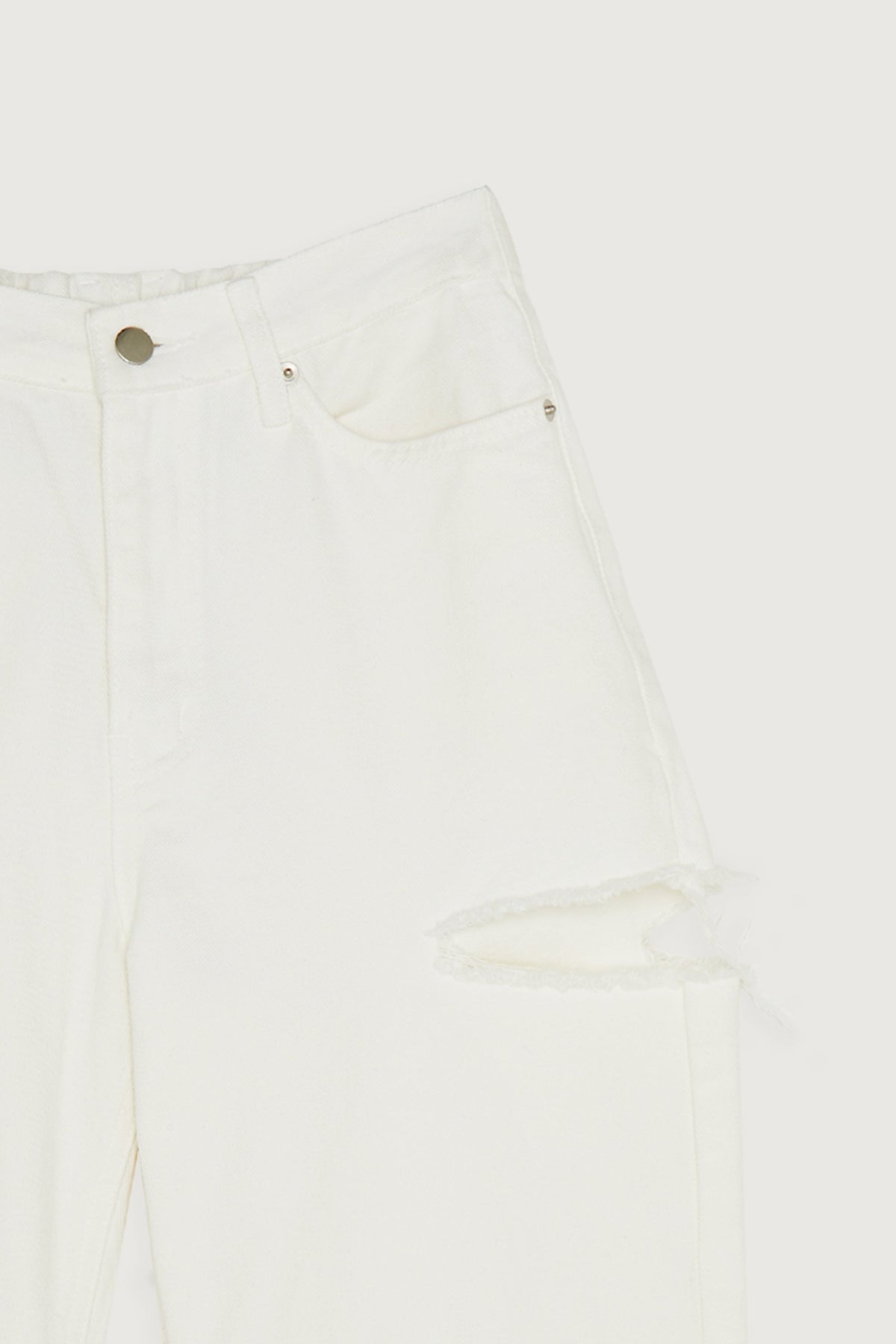 DISTRESSED WHITE JEANS