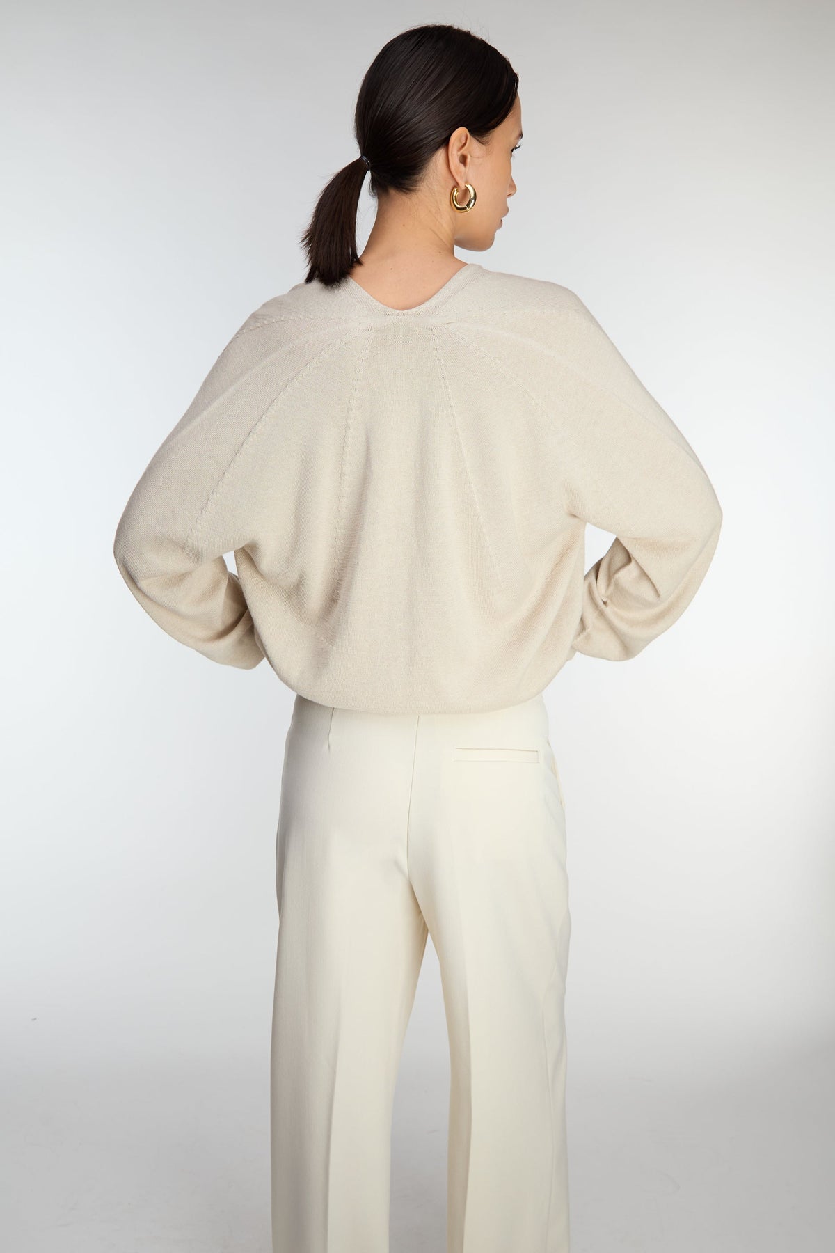 3D KNIT V-NECK SWEATER