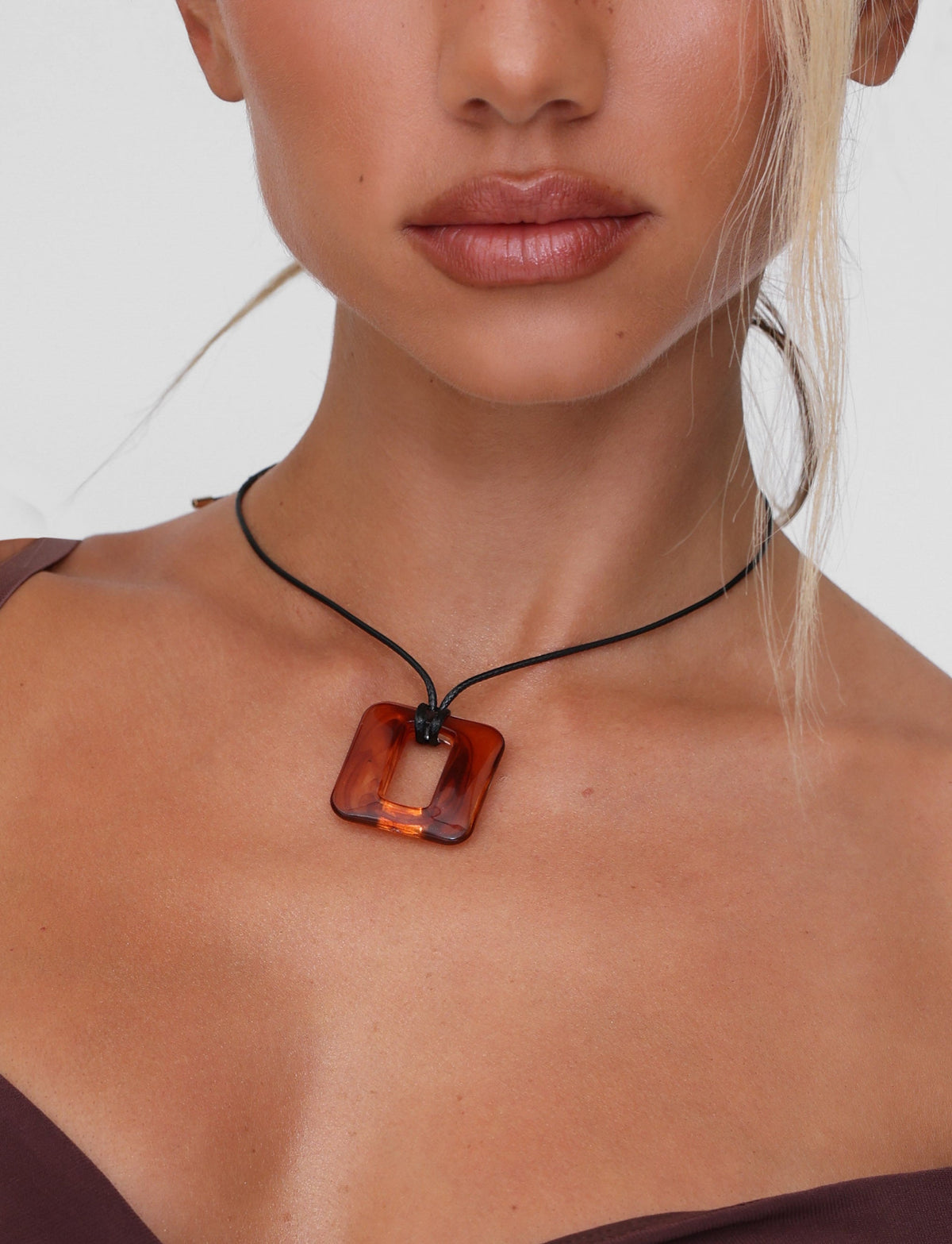 MIRREN SQUARE NECKLACE - BROWN