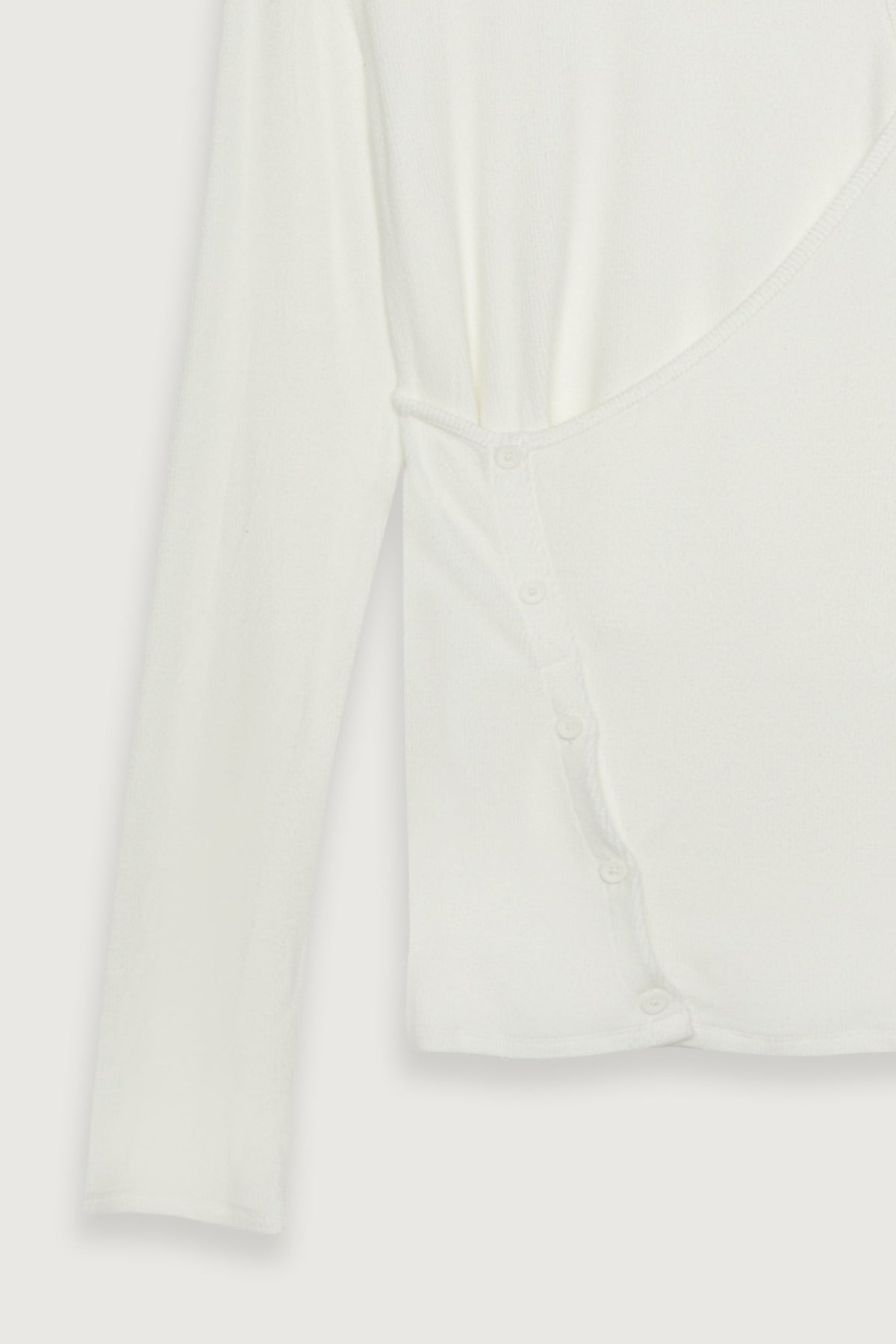 LAYERED TOP WITH CUTOUT